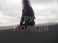 У Києві 17-річна дівчина мало не стрибнула з балкона на 25 поверсі, коп врятував її в останні секунди (відео)