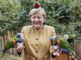 Під час відвідин парку птахів на півночі Німеччини Ангелу Меркель боляче вкусив папуга. Фото стало вірусним