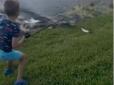 Алігатор відібрав у семирічного рибалки рибу та вудку: У мережу потрапило приголомшливе відео