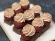 Усі будуть у захваті від неймовірної смакоти: Рецепт заварних тістечок із двома шоколадними кремами (відео)