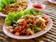 Смачно та оригінально: Рецепт салату із кальмарами, маринованою цибулею та крабовими паличками