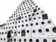 Рекорд Гіннеса: Британська компанія з продажу побутової техніки створила гігантську піраміду з пральних машин