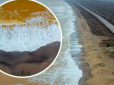 Видовище вражає! У Криму море несподівано забарвилося в жовтий колір (відео)