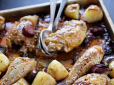 Несподівано просто і смачно: Рецепт курки з копченими ковбасками, картоплею та цибулею в духовці