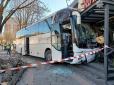 У салоні було багато пасажирів: В Одесі автобус після зіткнення з чотирма авто влетів у будівлю (фото, відео)