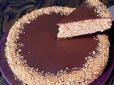 Стане вашим улюбленим: Рецепт вафельного торта з карамельним кремом та арахісом (відео)