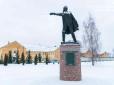 Царському карателю не місце на українській землі: ​У Полтаві демонтовано скандальний пам’ятник Суворову