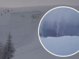 На Закарпатті показали приголомшливе, але небезпечне видовище - сніговий фонтан (відео)