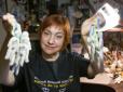 Зароблені гроші підуть на потреби ЗСУ: Майстриня з Ужгорода шиє підвішені на прапор України ляльки вуду 