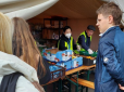 Допомагає, чим може: 13-річний син Тіни Кароль на кишенькові гроші купив солодощів, аби зустріти українських біженців у Варшаві (фото)