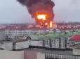 Просто пташка пролетіла? У Бєлгороді спалахнула потужна пожежа на нафтобазі, піднявся стовп вогню та диму (фото, відео)