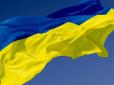 У Росії смілива пенсіонерка вивісила на балконі прапор України та не пустила поліцію в квартиру (відео)