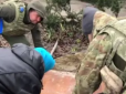 У Бучі мати поховала у дворі вбиту росіянами дочку - жінку застрелили біля хвіртки (відео 18+)