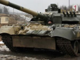 Українські військові ударом із Javelin знищили танк окупантів - шматки металу розкидало дорогою (відео)