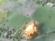 Українські артилеристи влучним ударом висадили у повітря ворожу гаубицю (відео)