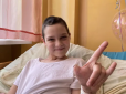 Загинула вся родина: Дівчинка, яка вижила під завалами будинку у Вугледарі, знову вчиться ходити в лікарні Львова