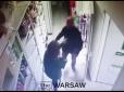 Свідки не втрутилися: У магазині у Варшаві чоловік побив 20-річну продавчиню-українку (відео)
