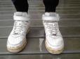 Лайфхак: Ефективний спосіб очистити пожовклу підошву взуття, особливо літнього (відео)