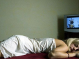 Чому не можна спати з увімкненим телевізором: Вчені попередили про небезпеку