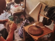 Довела Росія: У Маріуполі люди живуть серед руїн будинків і їдять цвілий хліб (відео)