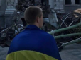 Місто нескорене! У Маріуполі хлопець вийшов на площу біля розбомбленого Драмтеатру з прапором України (фото)