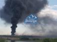 У небо піднявся стовп чорного диму: Жителі окупованого Донецька повідомили про масштабну пожежу (відео)
