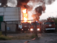ЗСУ попрацювали: На нафтобазі в Донецьку всю ніч вирувала пожежа, горять цистерни з ПММ (відео)