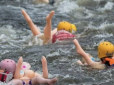 У Росії відбулося змагання із запливу... на гумових жінках (фото, відео)