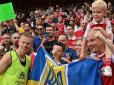 В Англії вболівальники на руках спустили з трибуни хлопчика з українським прапором, щоб Зінченко подарував йому футболку (відео)