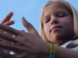 Дівчинка із Гостомеля, яка втратила руку через окупантів, отримала в подарунок роботизований протез