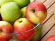 Чому потрібно щодня з'їдати по два яблука, а не пити сік -  результати дослідження