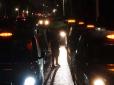 Щоб вшанувати Єлизавету II: Десятки чорних таксі вишикувалися перед Букінгемським палацом (фото)