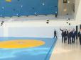 Знову щось із рукою: Путін зʼявився на публіці у залі в жовто-синіх кольорах (відео)