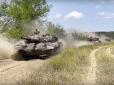 Окупанти стягують військову техніку в Донецьк: У Маріуполі помітили російські танки з незвичайною позначкою (відео)
