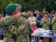 Український прикордонник приїхав із полону просто на військову присягу сина: Мережу зворушило відео