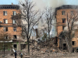 Спалахнула потужна пожежа: З'явилося відео перших хвилин після ракетного удару РФ по будинку у Запоріжжі