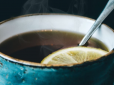 А ви це знали? Чому не можна пити чай з ложкою в чашці - ця та інші народні прикмети про популярний напій