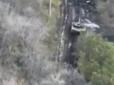 Майже впритул: Український військовий з дуже близької відстані знищив танк окупантів (відео)