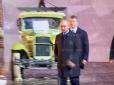 Одна рука в кишені: Путін знову здивував своїм виглядом на Красній площі (відео)