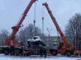 Символ окупаційного минулого: У Хмельницькому знесли танк-пам'ятник радянським воїнам