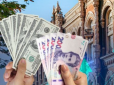 В Україні стрімко загострюється ситуація на ринку валют - щоб утримати гривню, Нацбанк розпродає долари