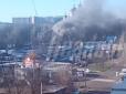 Палають авто та кіоски: Центр окупованого Донецька знову опинився під обстрілом (відео)