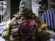 Уособлення запеклих боїв за Бахмут: Світом шириться фото пораненого українського воїна, котре може стати одним з символів цієї війни