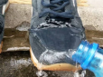 Забудете про цю проблему! Як захистити взуття від води в домашніх умовах