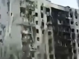 Окупанти перетворили Маріуполь на мертве місто: Місцеві мешканці показали масштаб руйнувань (відео)