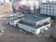 Моторошно дивитися: Ракетний удар РФ по центру Києва потрапив на камери спостереження Палацу 
