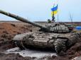 Український Т-72 впритул розстрілює окоп російських окупантів (відео)