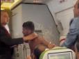 Оголений чоловік влаштував бійку у літаку через... місце біля вікна (відео)