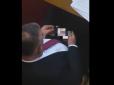 Дуже пікантний скандал: Сербський депутат переглядав порно у парламенті під час дебатів щодо Косова (відео)