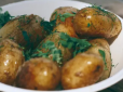 Як приготувати ідеальну картоплю в мундирі за 5 хвилин - кулінарний лайфхак (відео)